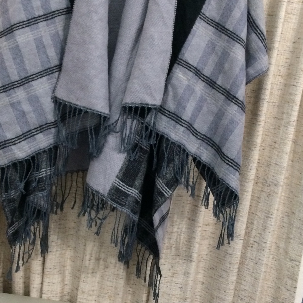 Collection Eighteen Fringed Ruana Wrap - Picture 3 of 10